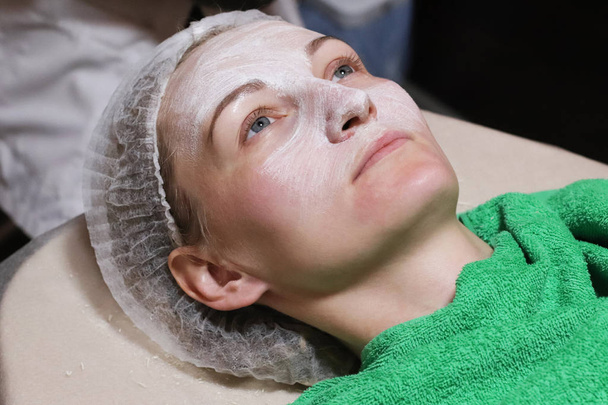 Mascarilla descamación facial, tratamiento de belleza spa, cuidado de la piel
.  - Foto, Imagen