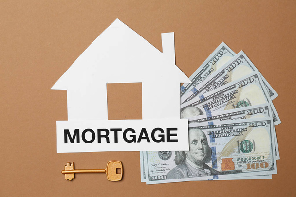 Figur des Hauses, Geld, Schlüssel und Wort Hypothek auf farbigem Hintergrund - Foto, Bild