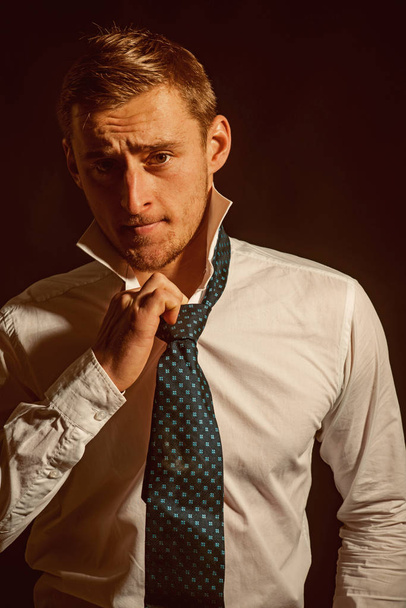 Yakışıklı kavramı. Yakışıklı genç adam. Gömlek ve kravat yakışıklı adam. Yakışıklı ve şık - Fotoğraf, Görsel