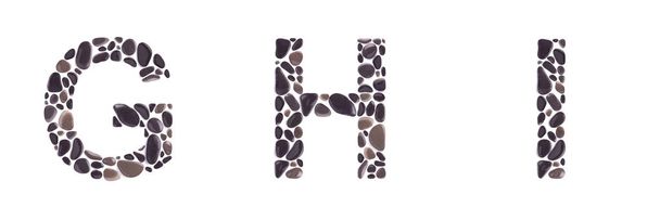 G, H и I буквы из пляжных камней изолированы на белом фоне
 - Фото, изображение