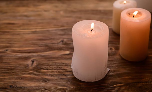 candele di cera ardente su tavolo di legno
 - Foto, immagini