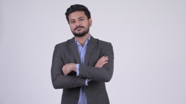 Молодий щасливі бородатий індійський бізнесмен з обіймами перетнула - Кадри, відео