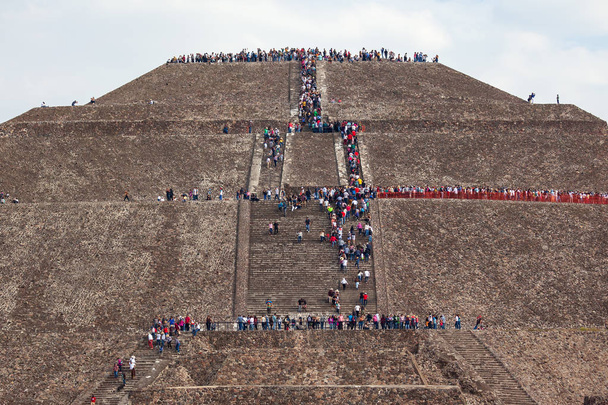 Πυραμίδες του Teotihuacan κοντά σε πόλη του Μεξικού. Πυραμίδα του ηλίου. - Φωτογραφία, εικόνα