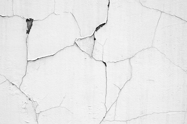 белая стена с трещинами
 - Фото, изображение