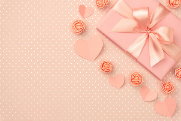 San Valentín composición de flores sobre fondo de coral vivo con flores de coral rosa, pequeños corazones de papel, caja de regalo plana laica. Día de las madres, 8 de marzo Día de las mujeres. Vista superior
 - Foto, Imagen