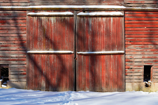 Červené lakované dveře na vinobraní stodola ve venkovských Midwest. - Fotografie, Obrázek
