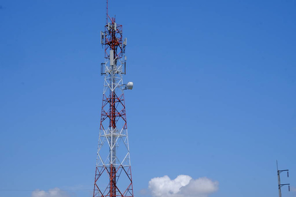 Torre de transmissão no fundo do céu
 - Foto, Imagem