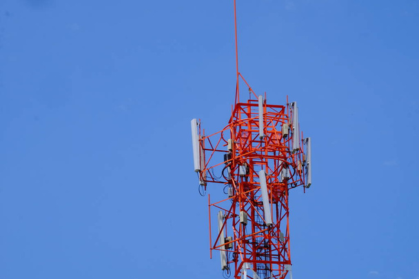 Torre di trasmissione su sfondo cielo
 - Foto, immagini