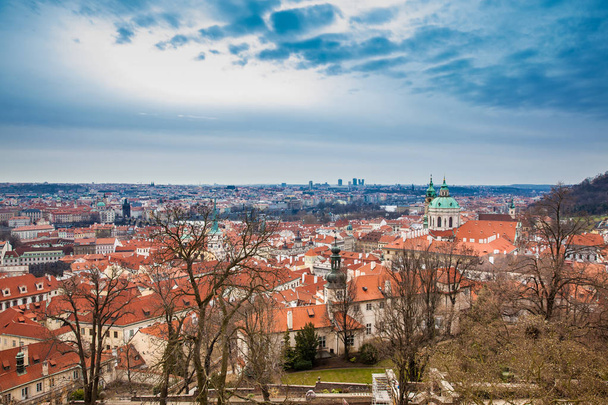 Красиві Празький місто Старе місто бачив сформувати точки зору Празького Граду в ранньою весною день - Фото, зображення