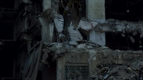 Abriss eines Gebäudes, Abrisszange an einem Bagger auf einer Baustelle. - Filmmaterial, Video