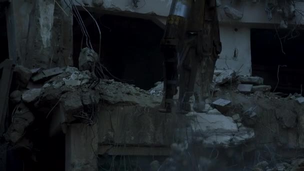 Abriss eines Gebäudes, Abrisszange an einem Bagger auf einer Baustelle. - Filmmaterial, Video