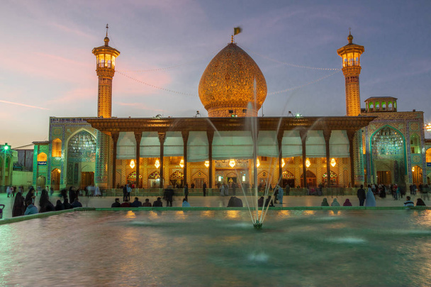 Islamitische Republiek Iran. Shiraz. Shah Cheragh, Heilige heiligdom en bedevaart plaats. Grafmonument en moskee complex. Graven van broers vervolgd voor sjiitische moslims. - Foto, afbeelding