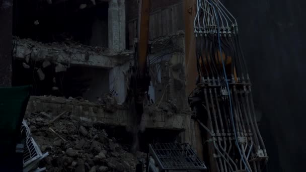 Démolition d'un bâtiment, pince de démolition sur une pelle sur un chantier de construction
. - Séquence, vidéo