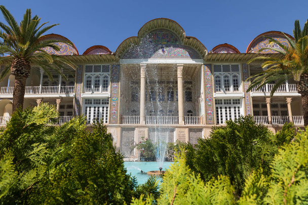 Islamitische Republiek Iran. Fars provincie. Shiraz. ERam tuin gelegen aan de noordoever van de rivier de Khoshk. Qavam huis. - Foto, afbeelding