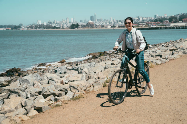 Road bike cyclist woman cycling. Biking Sports fitness athlete riding bicycle sightseeing in sausalito san francisco california usa. Active healthy sports lifestyle travel in america in summer. - Foto, immagini
