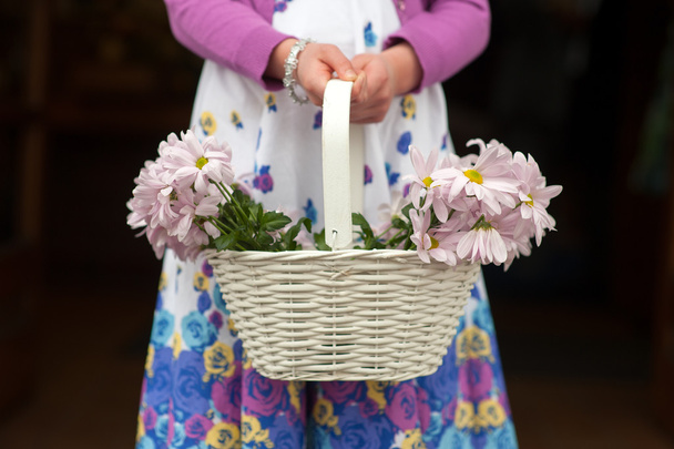 flowergirl kanssa kori kukkia häissä
 - Valokuva, kuva
