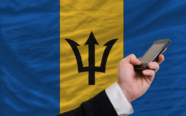 téléphone portable devant le drapeau national de la Barbade
 - Photo, image