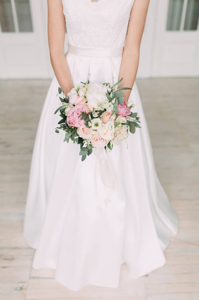 Wedding bouquet of the bride in a bright Studio. Decor in the style of fine art. - Foto, afbeelding
