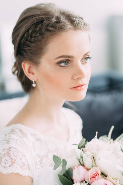The bride in the white Studio with a bouquet. Wedding in the European style fine art. - Foto, Bild
