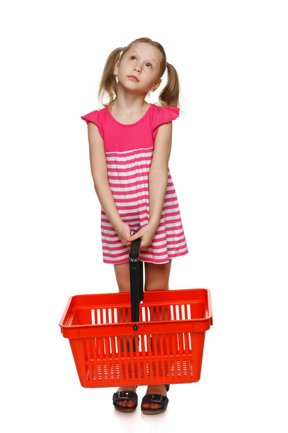 Little girl in ful length holding empty shopping basket - Foto, Bild