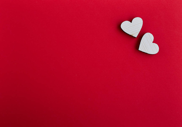 赤い背景に恋に2つの木製の心のカップル。バレンタインハートのコンセプト。空のコピースペース。ハッピーバレンタインデー - 2月14日 - 写真・画像