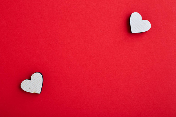 赤い背景に恋に2つの木製の心のカップル。バレンタインハートのコンセプト。空のコピースペース。ハッピーバレンタインデー - 2月14日 - 写真・画像