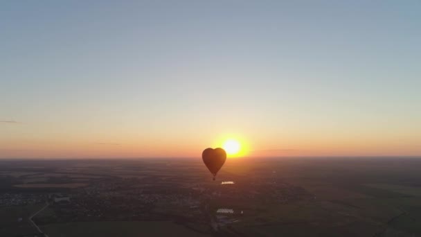 Horkovzdušný balón tvar srdce na obloze - Záběry, video