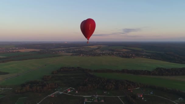 Ballon à air chaud forme coeur dans le ciel - Séquence, vidéo