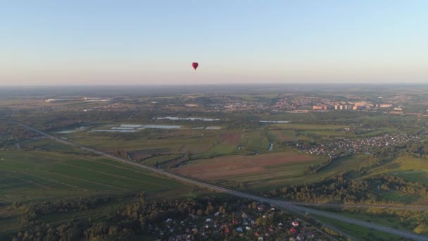 καρδιά σχήμα αερόστατου θερμού αέρα στον ουρανό - Πλάνα, βίντεο