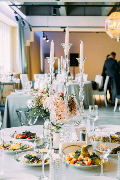 Table decor at the wedding celebration. Registration of the ceremony and the arch at the wedding. - Φωτογραφία, εικόνα