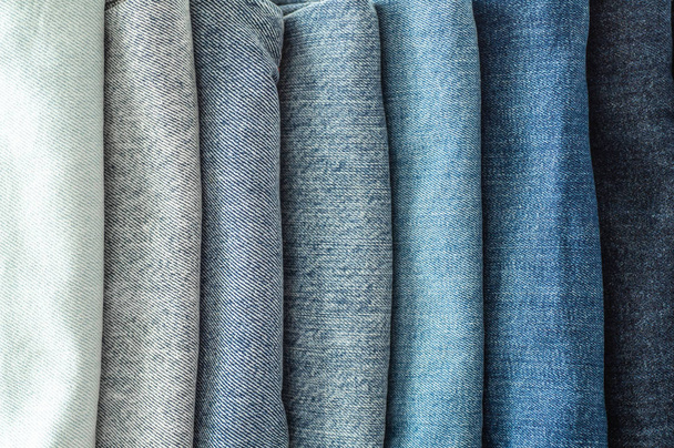 Jeans fundo. Jeans em um fundo claro. Detalhe de jeans azuis agradáveis. Textura de calça ou fundo de ganga. Calça jeans jeans azul
 - Foto, Imagem
