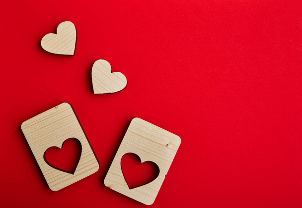 Puzzle alkotják a fából készült szerelem szívét textúra piros papír hátteret. Valentin-napi üdvözlőlap-koncepció - Fotó, kép