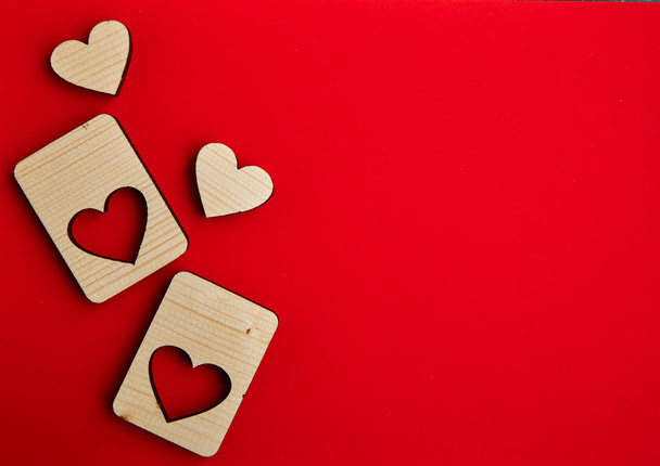 Puzzle forme les coeurs Wooden Love sur fond de papier texture rouge. Valentines concept de carte de jour
 - Photo, image