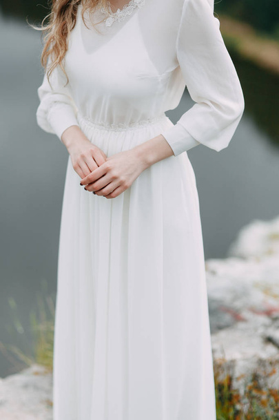 Boudoir morning bride in nature in a white dress. Wedding series on cliffs and river bends. - Fotoğraf, Görsel