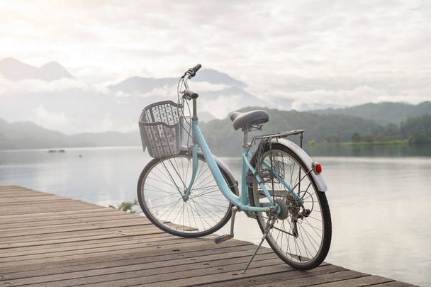Bicycle with the beautiful view at the sun moon lake bike trail in the morning - Zdjęcie, obraz