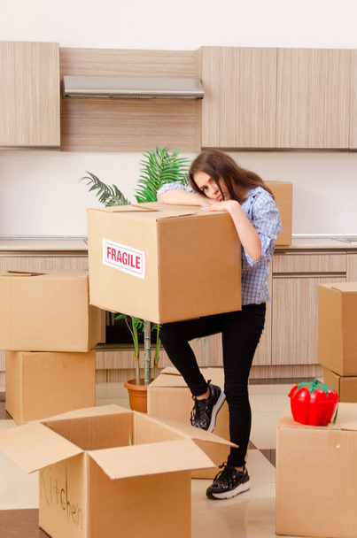 Young beautiful woman moving to new flat - Photo, Image