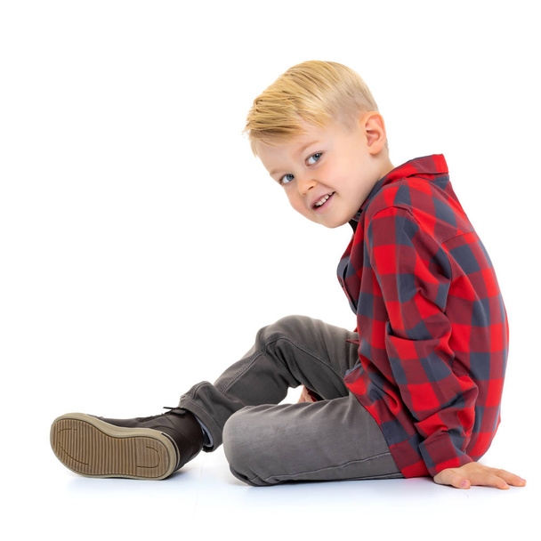 little boy is sitting on the floor - Φωτογραφία, εικόνα