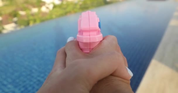 Schieten een zwembad water gun automatische waterpistool - Video