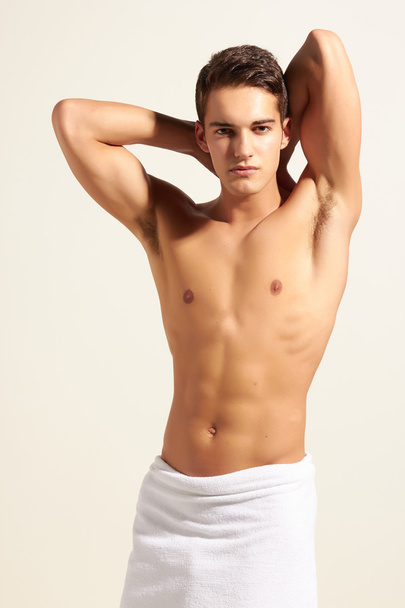 fuerte guapo fitness deportes hombre en toalla buscando sexy aislado
 - Foto, Imagen