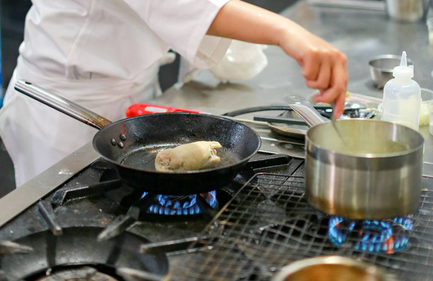 Шеф-повар готовит еду на кухне, шеф-повар готовит еду
 - Фото, изображение