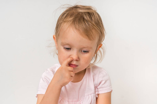 Дитяча дівчинка вибирає ніс з пальцем всередині концепція гігієни
 - Фото, зображення
