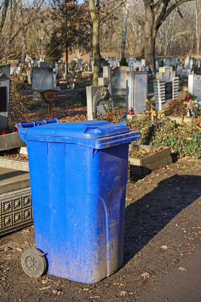 lata de lixo no cemitério público
 - Foto, Imagem