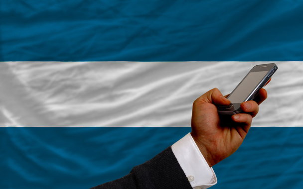 téléphone portable devant le drapeau national de el salvador
 - Photo, image