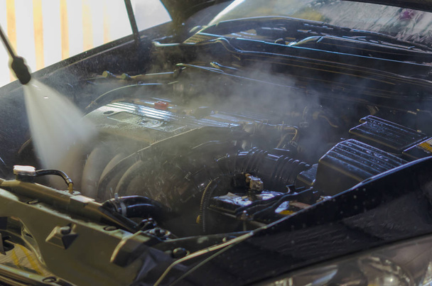 Lavado del motor del coche. Use spray de agua de alta presión
. - Foto, Imagen