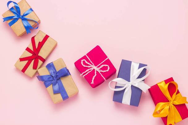 Muchas cajas de regalo sobre un fondo rosa. Concepto de vacaciones, Año Nuevo, Navidad, Cumpleaños, San Valentín. Copiar espacio. Piso tendido, vista superior
 - Foto, Imagen