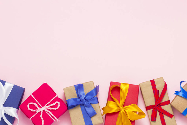 Molte scatole regalo su uno sfondo rosa. Concetto di vacanza, Capodanno, Natale, Compleanno, San Valentino. Ricevuto. Posa piatta, vista dall'alto
 - Foto, immagini