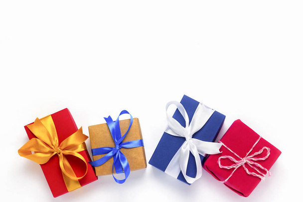 Muchas cajas de regalo sobre un fondo blanco. El concepto de la fiesta, regalos para cualquier persona y familiares, Año Nuevo, Navidad, Cumpleaños. Piso tendido, vista superior
 - Foto, imagen