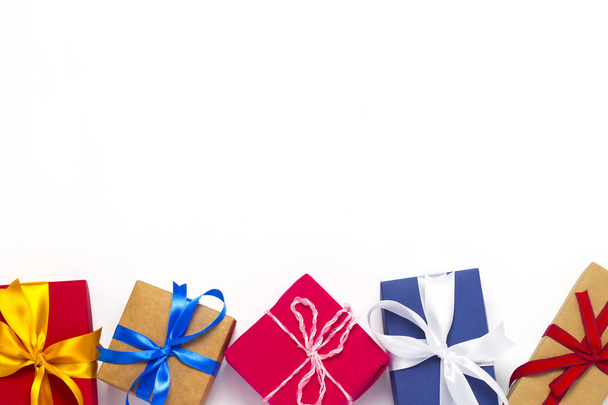 Molte scatole regalo su sfondo bianco. Il concetto della vacanza, regali per chiunque e parenti, Capodanno, Natale, Compleanno. Posa piatta, vista dall'alto
 - Foto, immagini