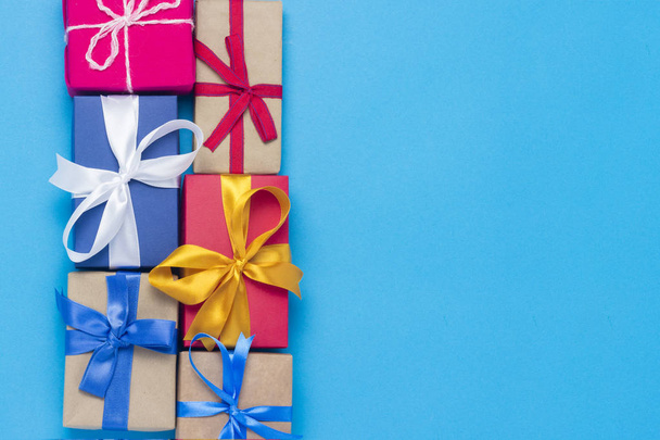 Un montón de cajas de regalo sobre un fondo azul. Concepto de vacaciones, Año Nuevo, Navidad, Cumpleaños, San Valentín. Copiar espacio. Piso tendido, vista superior
 - Foto, Imagen