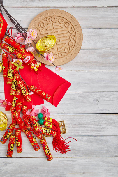 2019 китайський новий рік або місячний новий рік прикраса на білому дерев'яному фоні. Зображення текстового простору. з характером "Fu" означає удачі, щастя і благословення. - Фото, зображення
